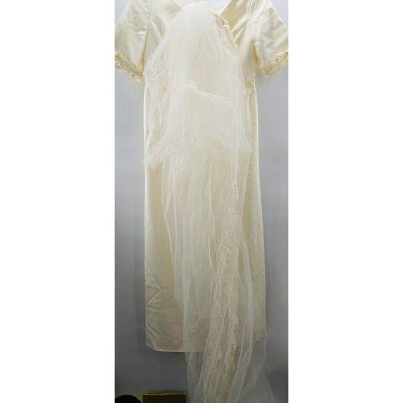 Vintage ILGWU Ivory Embellished Victorian Wedding Dress With 90" Veil - Picture 4 of 12